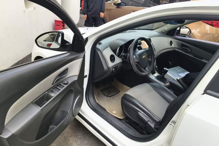 Used Chevrolet Cruze 2013 1.6L SE MT Driver Seat