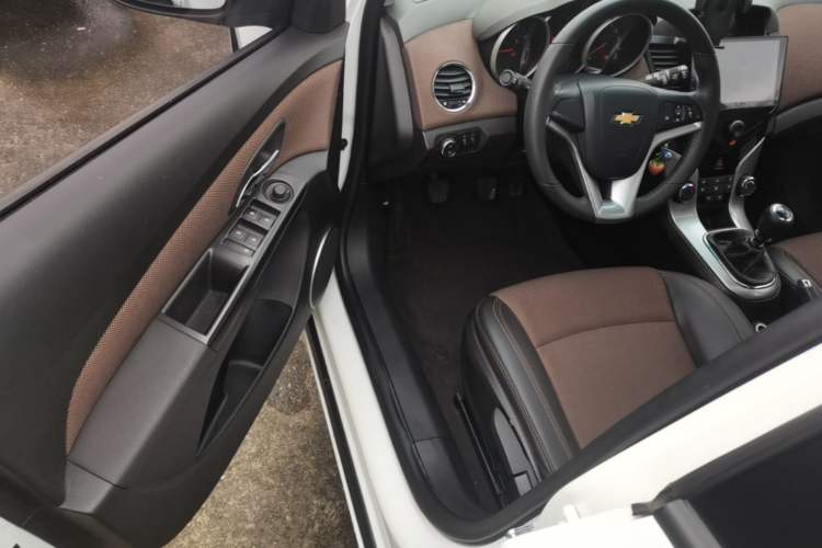 Used Chevrolet Cruze 2013 Hatchback 1.6L Manual Luxury Model Driver Seat