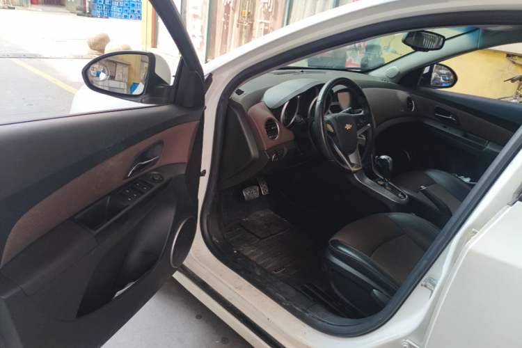 Used Chevrolet Cruze 2013 Hatchback 1.6L Automatic Luxury Model Driver Seat