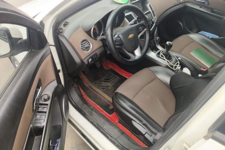Used Chevrolet Cruze 2013 Hatchback 1.6L Manual Luxury Model Driver Seat