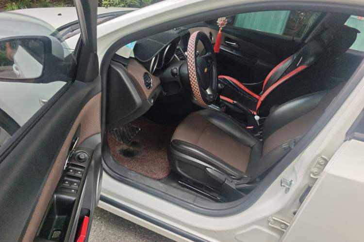 Used Chevrolet Cruze 2013 Hatchback 1.6L Manual Luxury Model Driver Seat