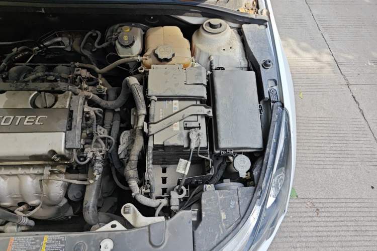 Used Chevrolet Cruze 2013 1.6L SL MT Engine Bay Left