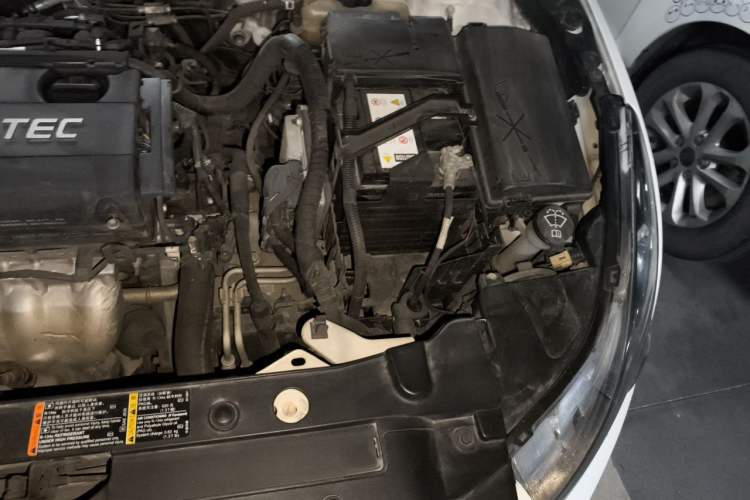 Used Chevrolet Cruze 2013 1.8L SE AT Engine Bay Left