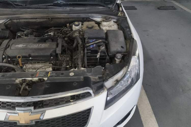 Used Chevrolet Cruze 2013 Hatchback 1.6L Automatic Luxury Model Engine Bay Left