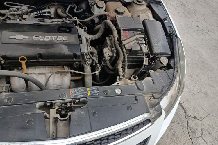 Used Chevrolet Cruze 2013 1.6L SL MT Engine Bay Left