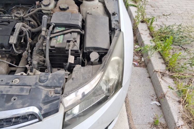 Used Chevrolet Cruze 2013 1.8L SE AT Engine Bay Left