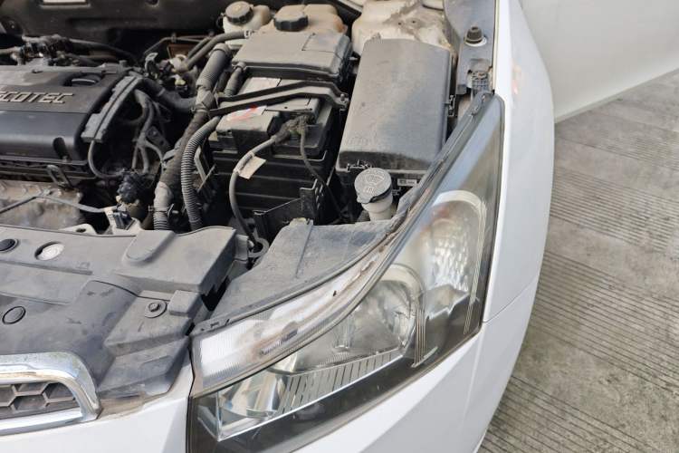 Used Chevrolet Cruze 2013 Hatchback 1.6L Manual Luxury Model Engine Bay Left