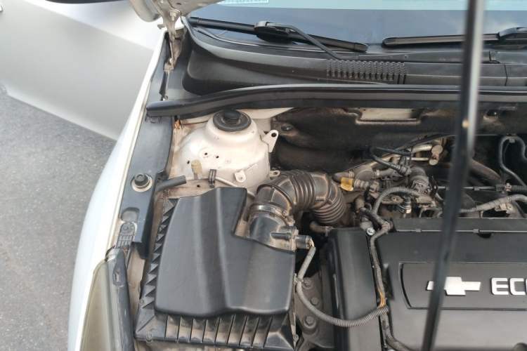 Used Chevrolet Cruze 2013 1.6L SL MT Engine Bay Right