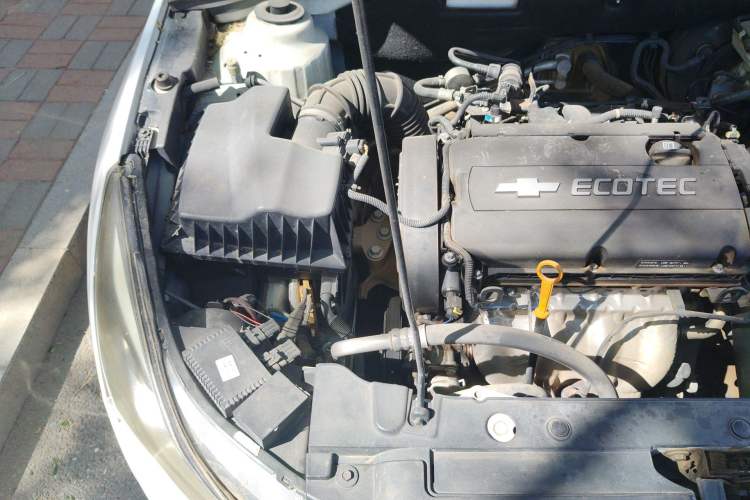Used Chevrolet Cruze 2013 1.6L SE MT Engine Bay Right