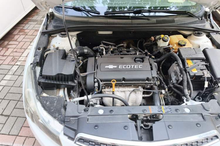 Used Chevrolet Cruze 2013 1.8L SE AT Engine Bay Right