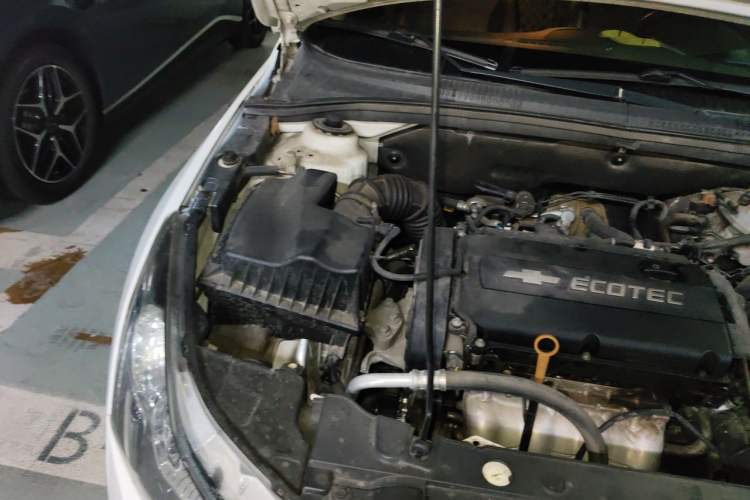 Used Chevrolet Cruze 2013 Hatchback 1.6L Automatic Luxury Model Engine Bay Right