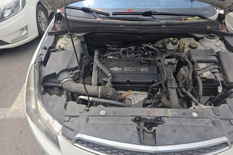 Used Chevrolet Cruze 2013 Hatchback 1.6T Automatic Flagship Model Engine Bay Right
