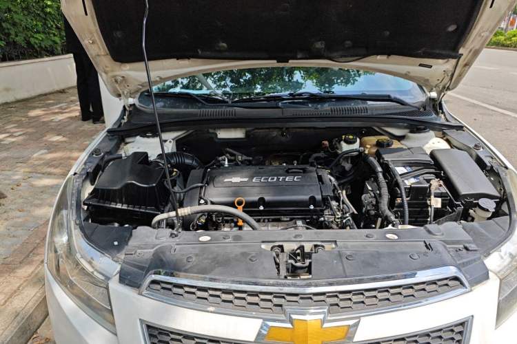 Used Chevrolet Cruze 2013 1.8L SE AT Engine Bay Right