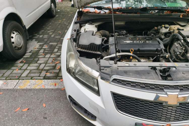 Used Chevrolet Cruze 2013 Hatchback 1.6L Automatic Luxury Model Engine Bay Right