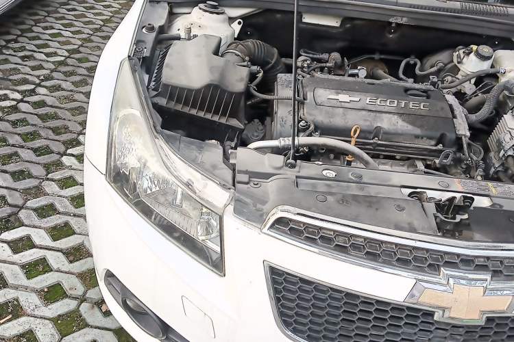 Used Chevrolet Cruze 2013 1.6L SE MT Engine Bay Right