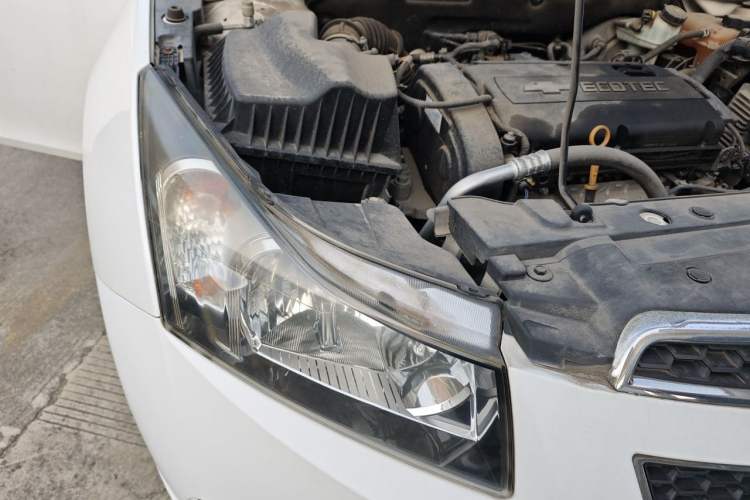 Used Chevrolet Cruze 2013 Hatchback 1.6L Manual Luxury Model Engine Bay Right