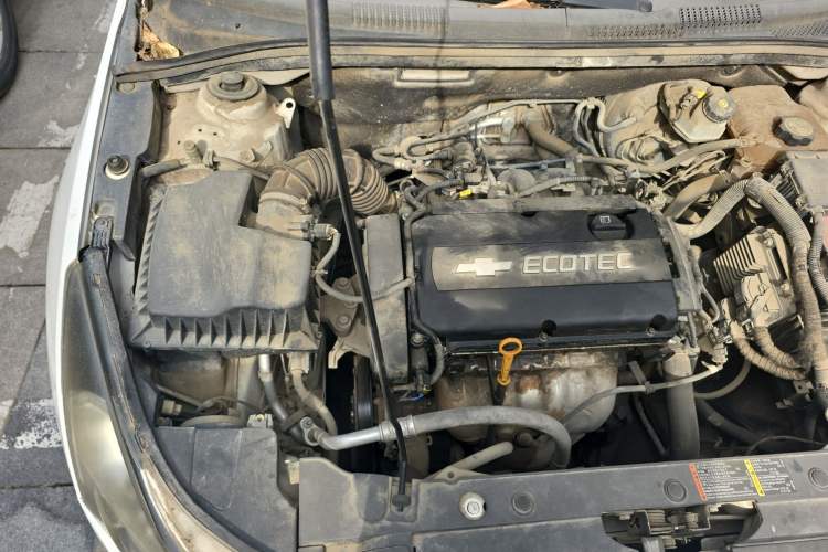 Used Chevrolet Cruze 2013 1.6L SL MT Engine Bay Right