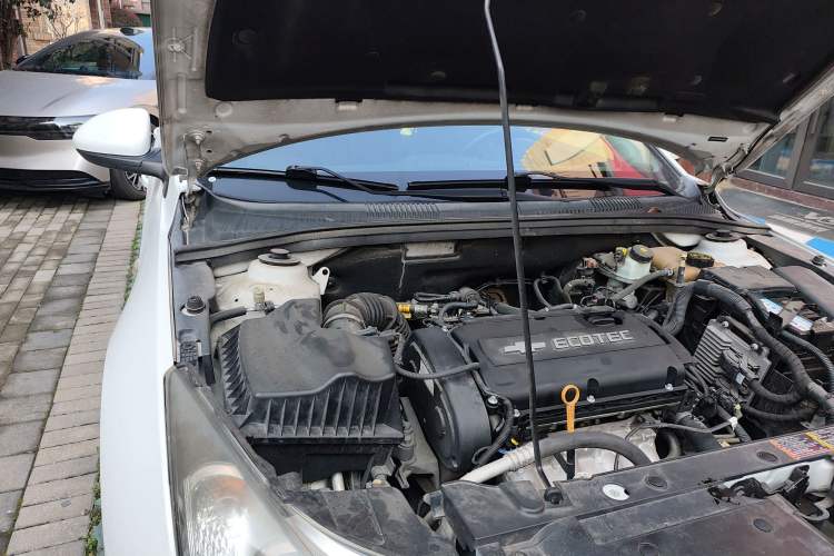 Used Chevrolet Cruze 2013 Hatchback 1.6L Automatic Luxury Model Engine Bay Right
