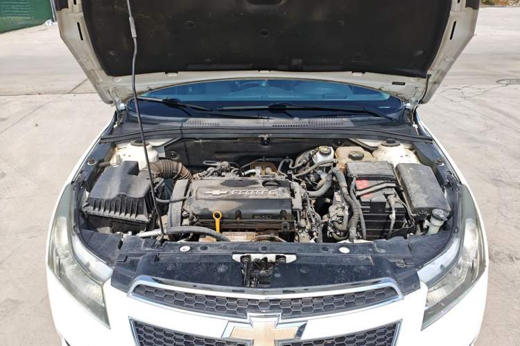 Used Chevrolet Cruze 2013 Hatchback 1.6L Manual Luxury Model Engine Bay