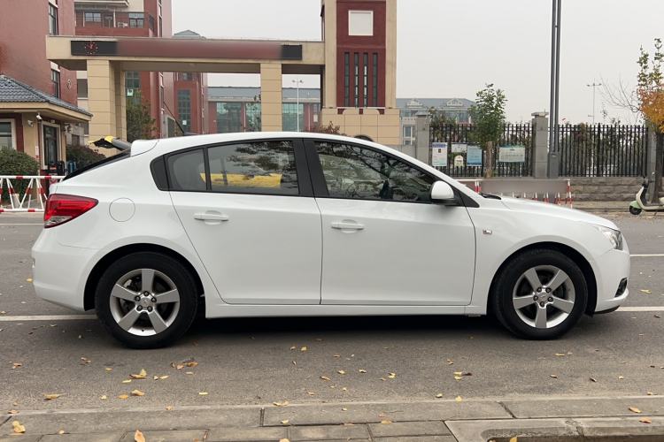 Used Chevrolet Cruze 2013 Hatchback 1.6L Manual Luxury Model Exterior 2