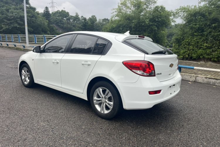 Used Chevrolet Cruze 2013 Hatchback 1.6L Manual Luxury Model Exterior 2