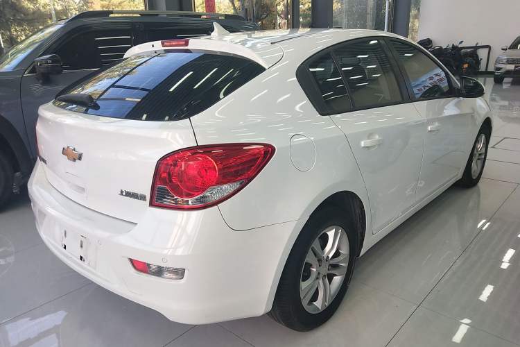 Used Chevrolet Cruze 2013 Hatchback 1.6L Manual Luxury Model Exterior 5