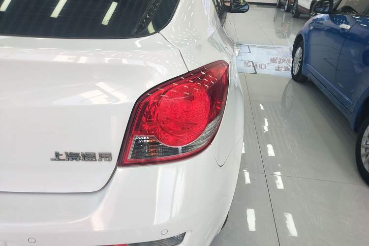 Used Chevrolet Cruze 2013 Hatchback 1.6L Manual Luxury Model Exterior 6