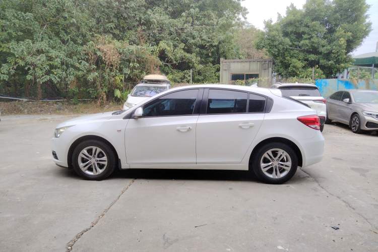 Used Chevrolet Cruze 2013 Hatchback 1.6L Automatic Luxury Model Exterior 8