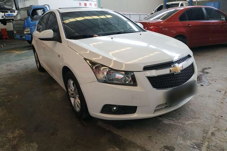 Used Chevrolet Cruze 2013 Hatchback 1.6L Manual Luxury Model Front Right 45 Deg