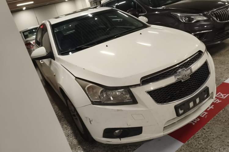 Used Chevrolet Cruze 2013 Hatchback 1.6L Manual Luxury Model Front Right 45 Deg