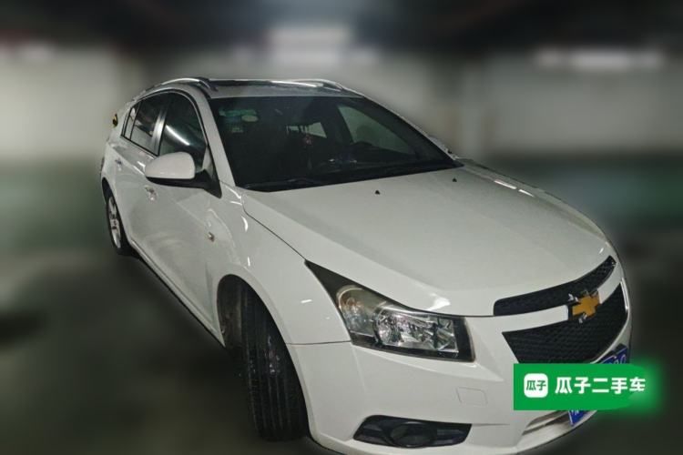 Used Chevrolet Cruze 2013 Hatchback 1.6L Manual Luxury Model Front Right 45 Deg