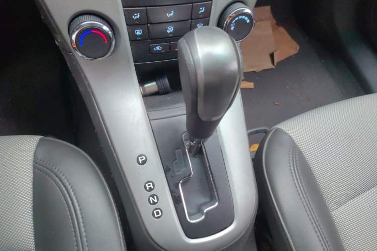 Used Chevrolet Cruze 2013 1.8L SE AT Gear Lever