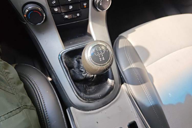 Used Chevrolet Cruze 2013 1.6L SL MT Gear Lever