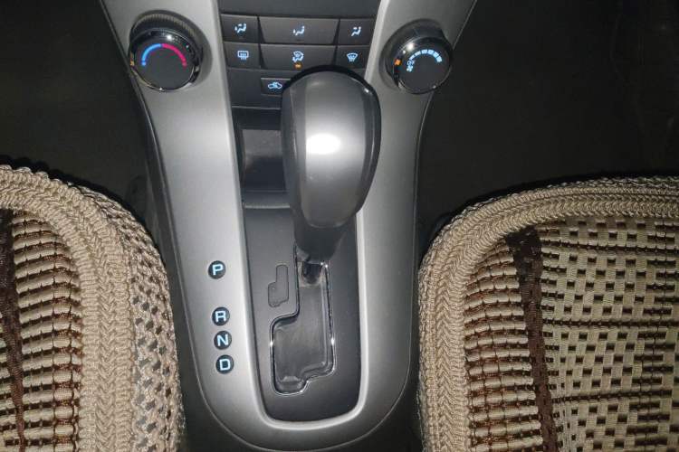 Used Chevrolet Cruze 2013 1.8L SE AT Gear Lever