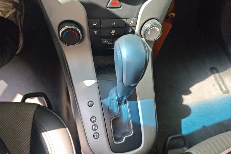 Used Chevrolet Cruze 2013 1.8L SE AT Gear Lever