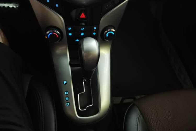 Used Chevrolet Cruze 2013 Hatchback 1.6L Automatic Luxury Model Gear Lever