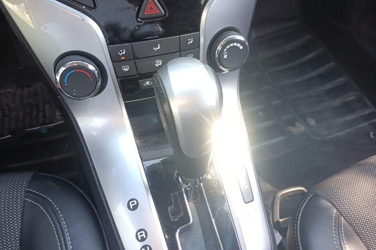 Used Chevrolet Cruze 2013 Hatchback 1.6T Automatic Flagship Model Gear Lever