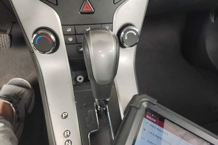 Used Chevrolet Cruze 2013 1.8L SE AT Gear Lever