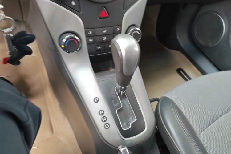 Used Chevrolet Cruze 2013 1.8L SE AT Gear Lever