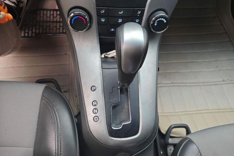 Used Chevrolet Cruze 2013 1.6L SE AT Gear Lever