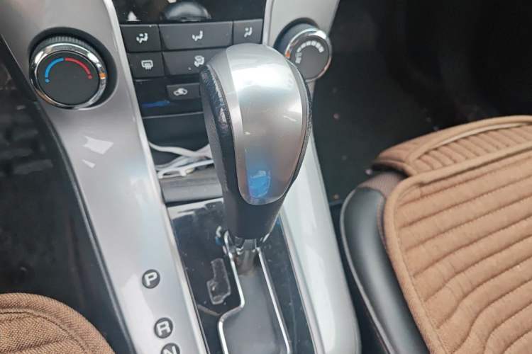 Used Chevrolet Cruze 2013 Hatchback 1.6L Automatic Luxury Model Gear Lever