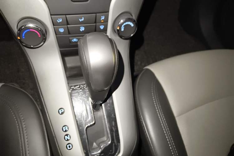 Used Chevrolet Cruze 2013 1.8L SE AT Gear Lever