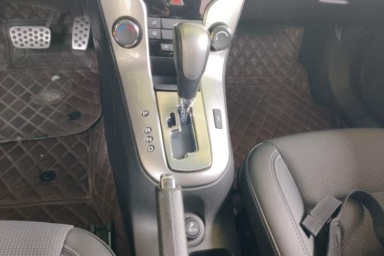 Used Chevrolet Cruze 2013 Hatchback 1.6T Automatic Flagship Model Gear Lever