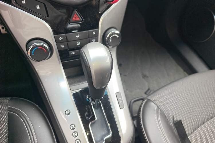 Used Chevrolet Cruze 2013 Hatchback 1.6T Automatic Flagship Model Gear Lever