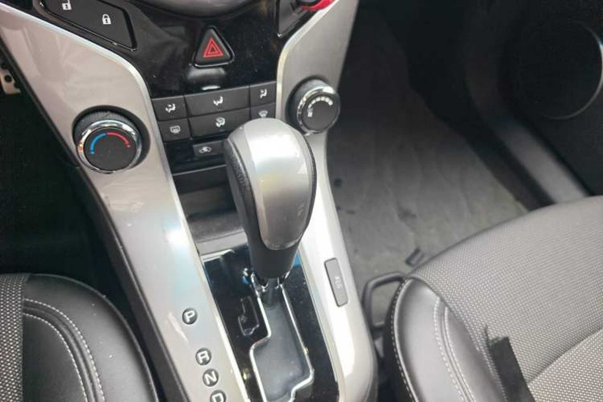 Used Chevrolet Cruze 2013 Hatchback 1.6T Automatic Flagship Model Gear Lever