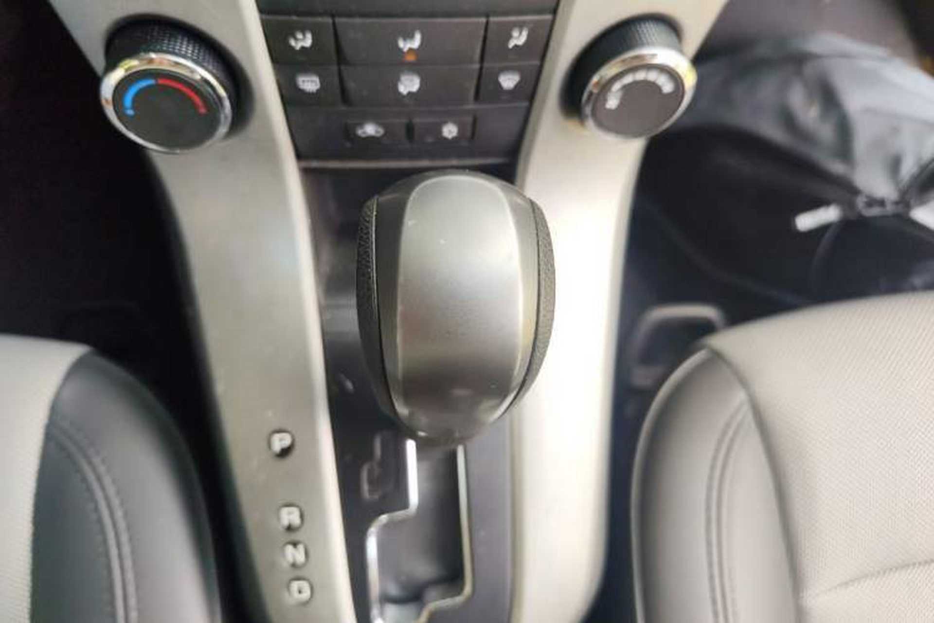 Used Chevrolet Cruze 2013 1.8L SE AT Gear Lever