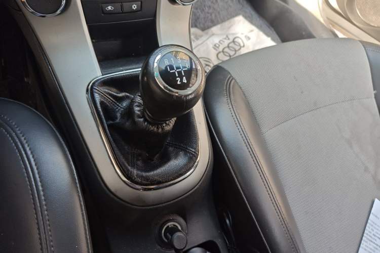 Used Chevrolet Cruze 2013 1.6L SL Sunroof Edition MT Gear Lever