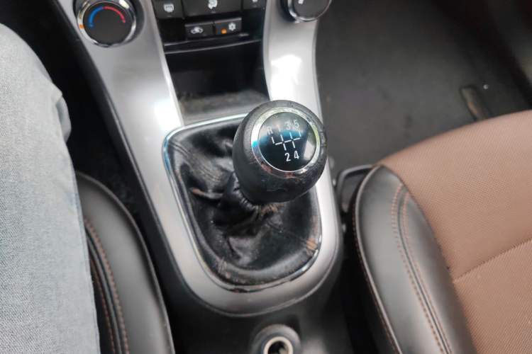 Used Chevrolet Cruze 2013 Hatchback 1.6L Manual Luxury Model Gear Lever