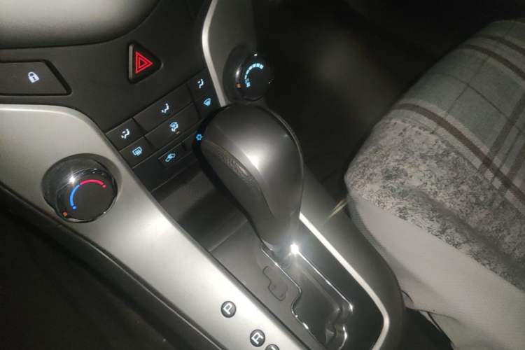 Used Chevrolet Cruze 2013 1.6L SE AT Gear Lever