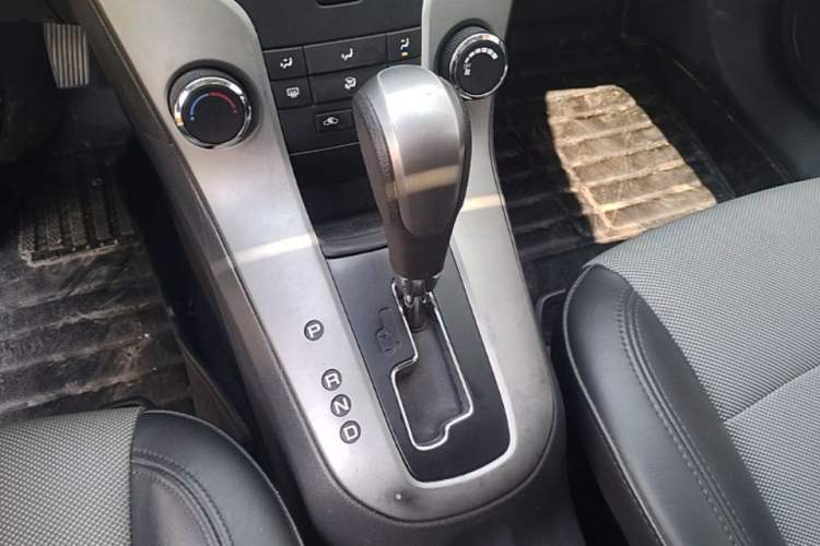 Used Chevrolet Cruze 2013 1.8L SE AT Gear Lever